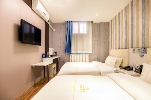 Katil atau katil-katil dalam bilik di Dequan Xin Yue Hotel Coffee, fruits, snacks, a gym and a laundry room are provided for free in the lobby