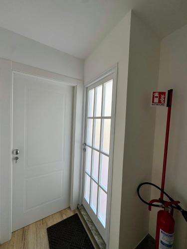 a room with a white door and a window at Riviera Smart Rooms in Fondi