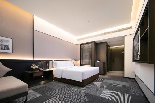Postel nebo postele na pokoji v ubytování Madison Hotel Wuhan Jianghan Road Pedestrian Street