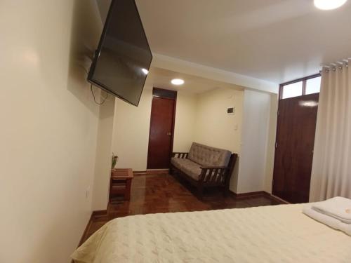 Una televisión o centro de entretenimiento en casa SKALA
