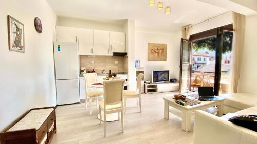 eine Küche und ein Wohnzimmer mit einem Sofa und einem Tisch in der Unterkunft Karina Apartment in Budva