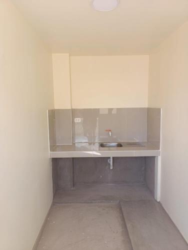 Baño con lavabo en la esquina de una habitación en casa SKALA, en Puno