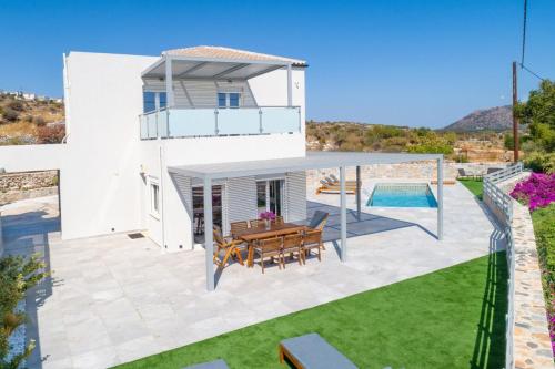 Bazén v ubytování Gianna's Panoramic Seaview Twin Villas with pools nebo v jeho okolí