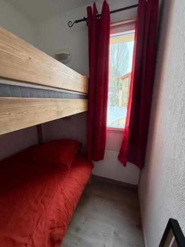 a bunk bed in a room with a window at la terrasse du belvédère in Font-Romeu