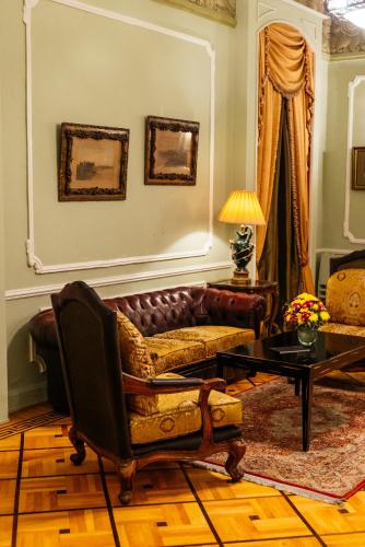 Un lugar para sentarse en Le Metropole Luxury Heritage Hotel Since 1902 by Paradise Inn Group