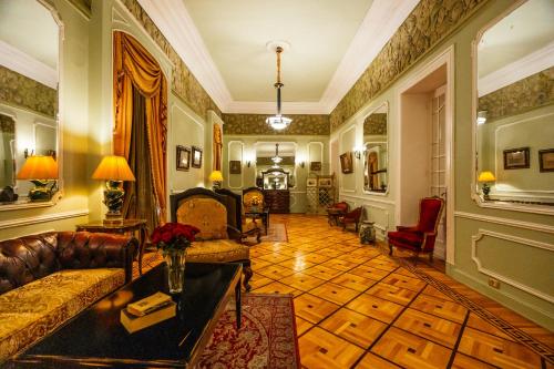 Un lugar para sentarse en Le Metropole Luxury Heritage Hotel Since 1902 by Paradise Inn Group