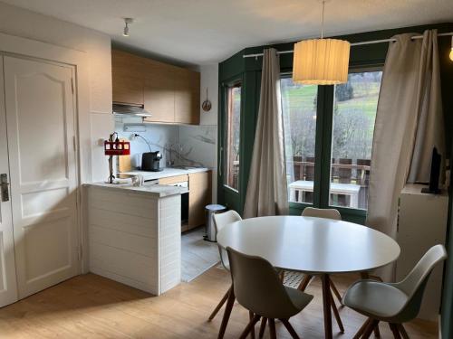 Mignon petit Studio 25m2 avec balcon et Parking face départ pistes !