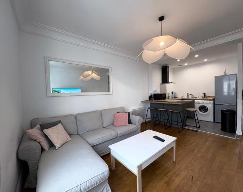 un salon avec un canapé et une table dans l'établissement Charmant T3 - 2 Min de la Gare & du centre, à Lorient