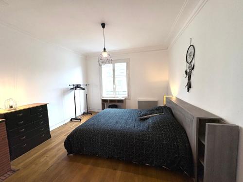 une chambre avec un lit, une commode et une fenêtre dans l'établissement Charmant T3 - 2 Min de la Gare & du centre, à Lorient