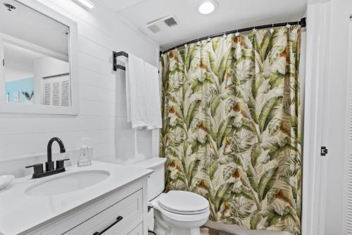 ニュー・スマーナ・ビーチにあるCoastal Paradise - Amazing Ocean Views! Pool - Walk to Shopping and Dining - OT302のトイレとシャワーカーテン付きのバスルーム