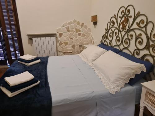 Un dormitorio con una cama grande con un cabecero grande. en Lilly & il Vagabondo, en Castel Gandolfo