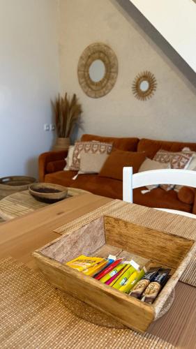 a table with a wooden tray on top of it at Le Gîte des Rochettes, 600m à pied du Zoo de Beauval in Saint-Aignan