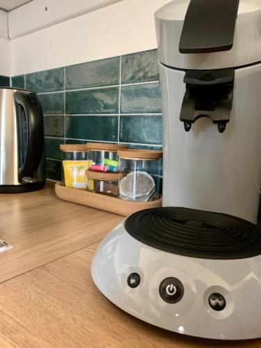 une cafetière assise au-dessus d'un comptoir dans l'établissement La Reverie, au Thor