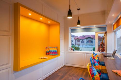 a dining room with a table and a yellow wall at goSTOPS Srinagar in Srinagar