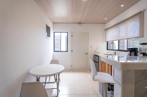 Кухня или мини-кухня в Modern Couple Apartment Near Marino Ballena
