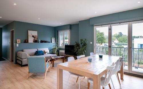 un salon avec une table et un canapé dans l'établissement Villa Lucio, à Parentis-en-Born