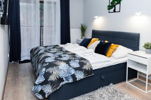 Posteľ alebo postele v izbe v ubytovaní Apartament z pięknym widokiem na las