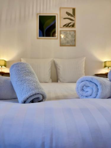 une chambre avec un lit avec des serviettes dessus dans l'établissement Chaleureux studio entre lac et montagnes, à Neuvecelle