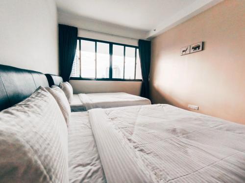 Cama o camas de una habitación en The Landmark by Katana 3BR to 4BR Luxury Seaview Landmark Homestay at Gurney 15-16pax 无敌海景套房