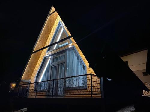 パレにあるBungalov Auroraの窓とバルコニー付きの高層ビル