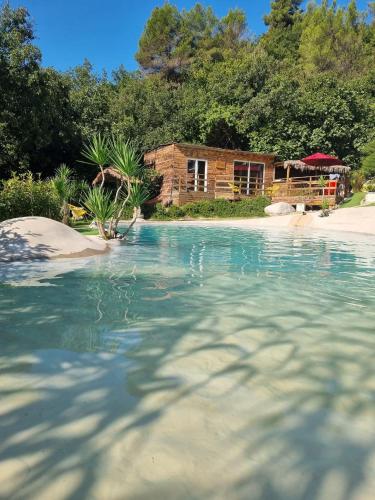 Le chalet au bord du lagon