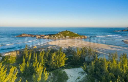 an island in the middle of the ocean at Complexo Brisa Ferrugem in Garopaba