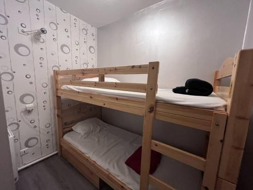 quelques lits superposés dans une chambre dans l'établissement Appartement à Cauterets avec parking privé et coin montagne - FR-1-812-34, à Cauterets
