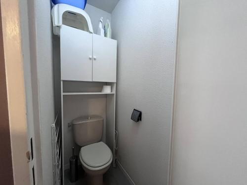 une petite salle de bain avec toilettes dans une chambre dans l'établissement Appartement à Cauterets avec parking privé et coin montagne - FR-1-812-34, à Cauterets