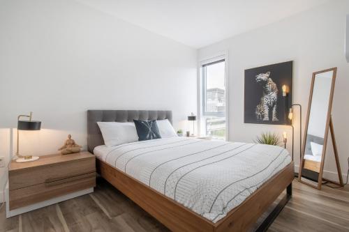 a bedroom with a large bed and a window at Le Panorama - Parking gratuit - Toit terrasse in Quebec City