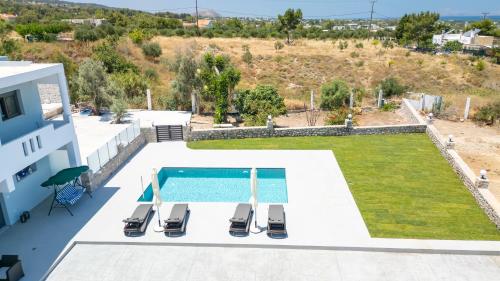 Bazén v ubytování Luxurious House Jaubelli nebo v jeho okolí