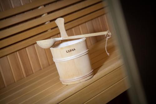a bucket with a paddle in a bath tub at Apart Franz Josef in Stumm