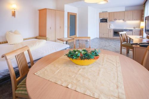 a room with a table and a bed and a kitchen at Apart Franz Josef in Stumm