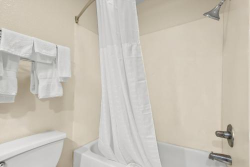 Ένα μπάνιο στο Quality Inn and Suites Lafayette