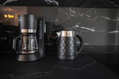 Příslušenství pro přípravu čaje a kávy v ubytování Luxurious House Jaubelli