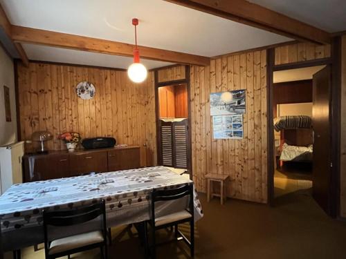 une salle à manger avec une table et quelques chaises dans l'établissement Résidence Bero Bisto - maeva Home - Appartement 2 pièces 6 personnes - Confort MAE-1931, à La Mongie