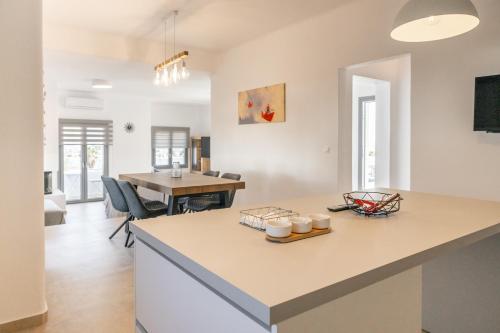 Μια τηλεόραση ή/και κέντρο ψυχαγωγίας στο Mouragio Stay