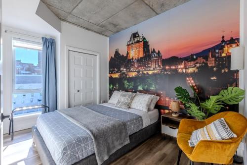 ein Schlafzimmer mit einem Bett und einem Wandbild in der Unterkunft L'Horizon Urbain, Centre Ville, Toit-Terrasse Gym in Québec