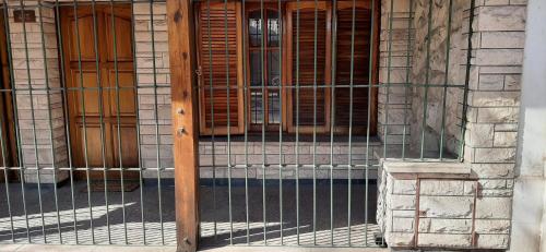 a metal gate on the side of a building at Departamento en el Centro de Mendoza, Parking Gratis, Check-in Autónomo in Mendoza