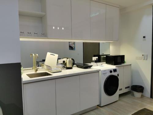Η κουζίνα ή μικρή κουζίνα στο REVO AURORA PLACE, Pavilion 2, 5 Minutes To AXIATA ARENA BUKIT JALIL FREE WIFI by De Harlequins Guesthouse