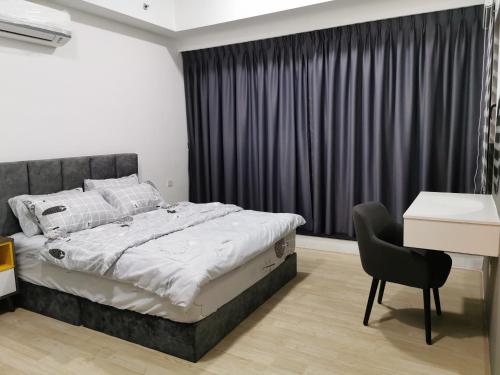Ένα ή περισσότερα κρεβάτια σε δωμάτιο στο REVO AURORA PLACE, Pavilion 2, 5 Minutes To AXIATA ARENA BUKIT JALIL FREE WIFI by De Harlequins Guesthouse