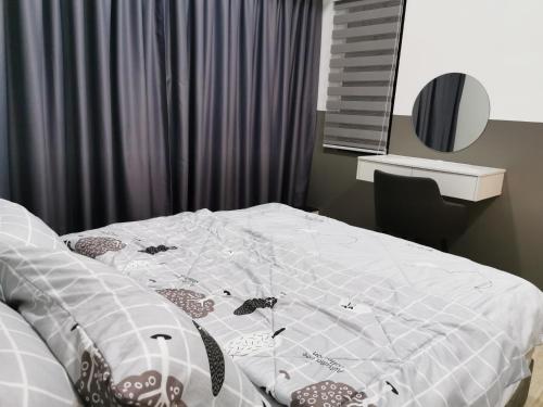 Ένα ή περισσότερα κρεβάτια σε δωμάτιο στο REVO AURORA PLACE, Pavilion 2, 5 Minutes To AXIATA ARENA BUKIT JALIL FREE WIFI by De Harlequins Guesthouse