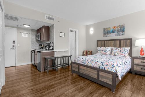 a bedroom with a bed and a kitchen at 14-Near Universal Studios Amazing View in Orlando