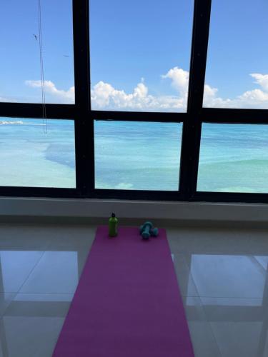 a room with a purple yoga mat in front of a window at Estudio con Increíble VISTA AL MAR de 1 a 4 huespedes in Porlamar