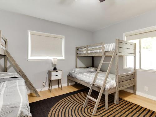 Ένα ή περισσότερα κρεβάτια σε δωμάτιο στο Modern 4 bedroom in San Fernando