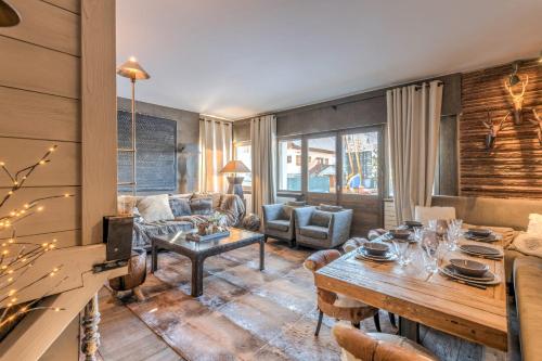 un salon avec un canapé et une table dans l'établissement Appartement Hermine - Welkeys, à Megève