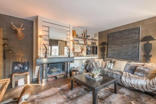 un salon avec un canapé et une cheminée dans l'établissement Appartement Hermine - Welkeys, à Megève