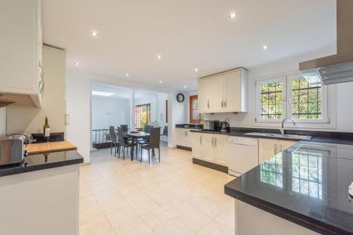 Villa Casa La Concha - Luxury 6 bedroom Villa in Marbella, Beautiful Mountain View, Heated Swimming Pool, 15min walk to Puerto Banus Beaches, Sleeps up to 12
