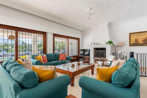 Villa Casa La Concha - Luxury 6 bedroom Villa in Marbella, Beautiful Mountain View, Heated Swimming Pool, 15min walk to Puerto Banus Beaches, Sleeps up to 12