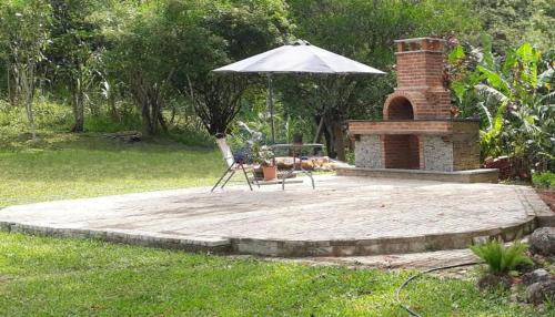 Κήπος έξω από το Sítio com piscina, na estrada de Aldeia Velha e rio a frente da porteira