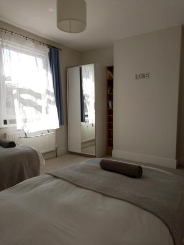 a bedroom with a large bed and a mirror at Double or twin room in town centre in East Grinstead